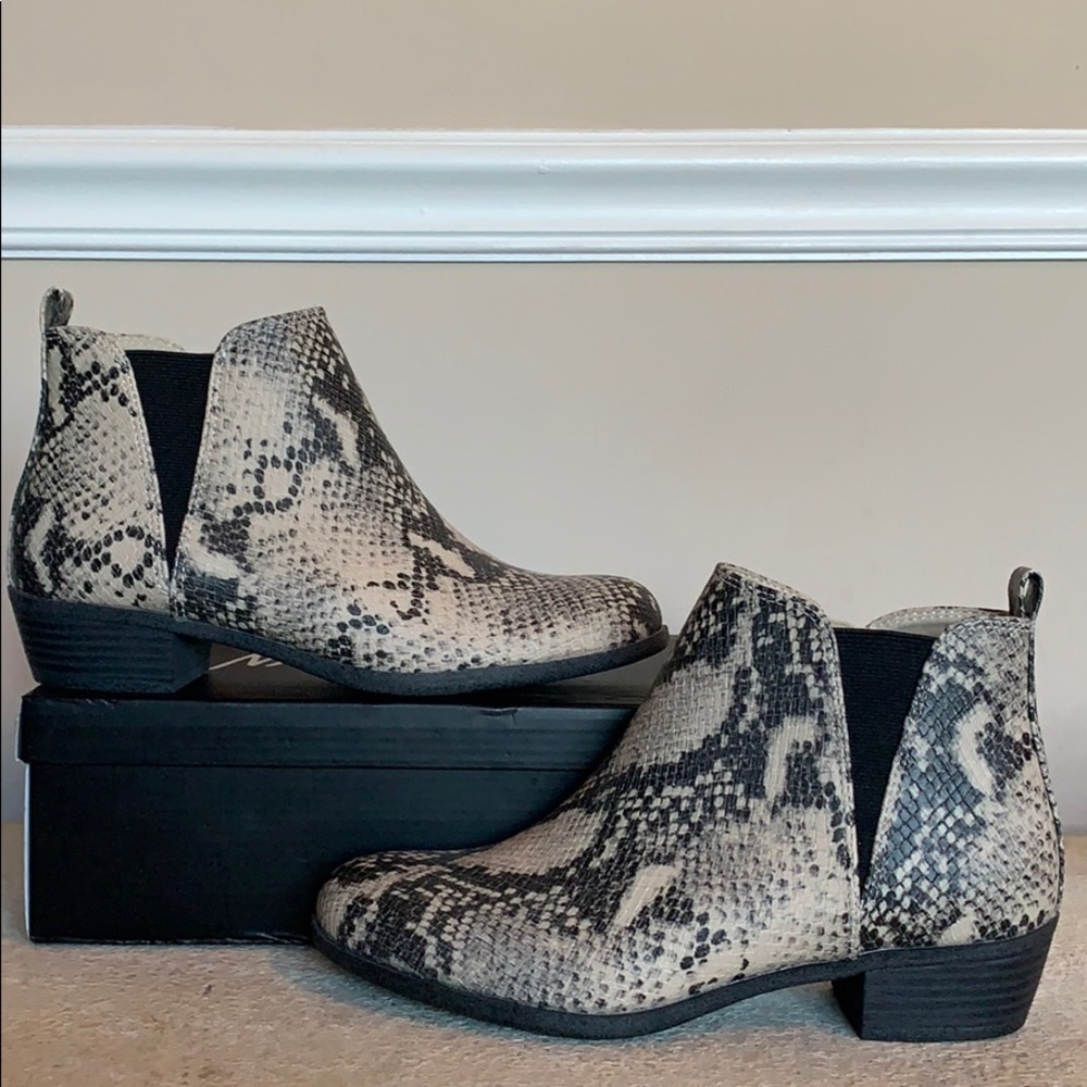 NWOT SNAKESKIN CHELSEA BOOTS